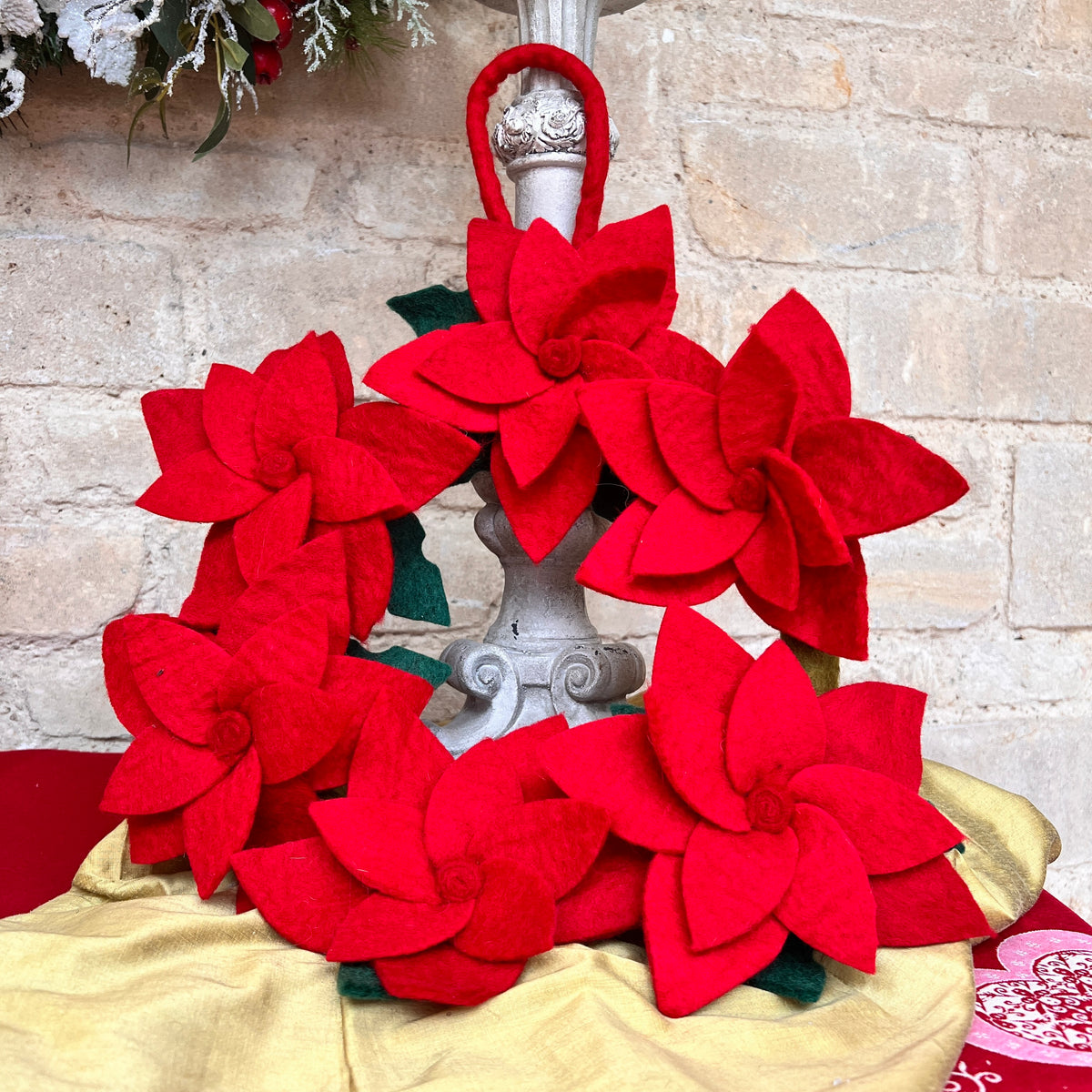 Douée -  &#39;Poinsettia&#39; Wreath