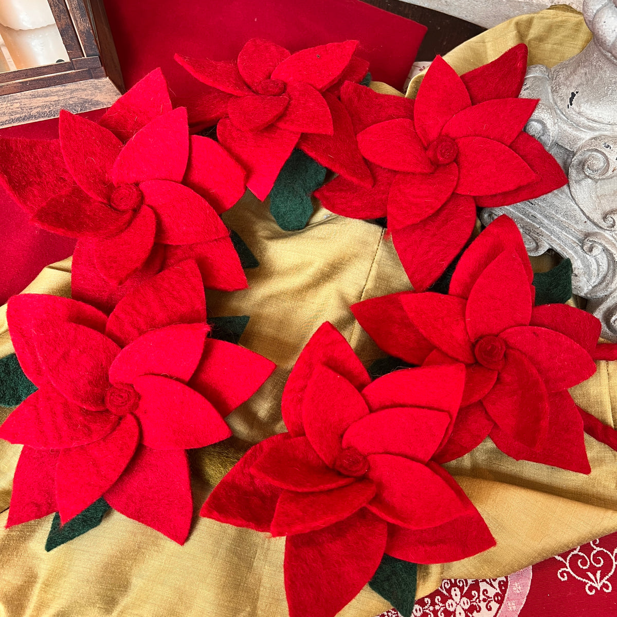 Douée -  &#39;Poinsettia&#39; Wreath