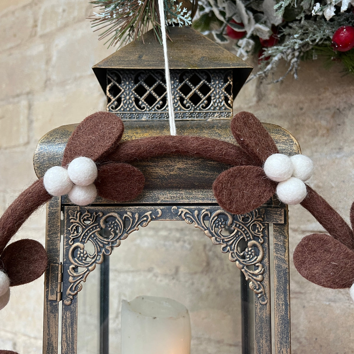 Douée -  Contemporary Mistletoe Wreath