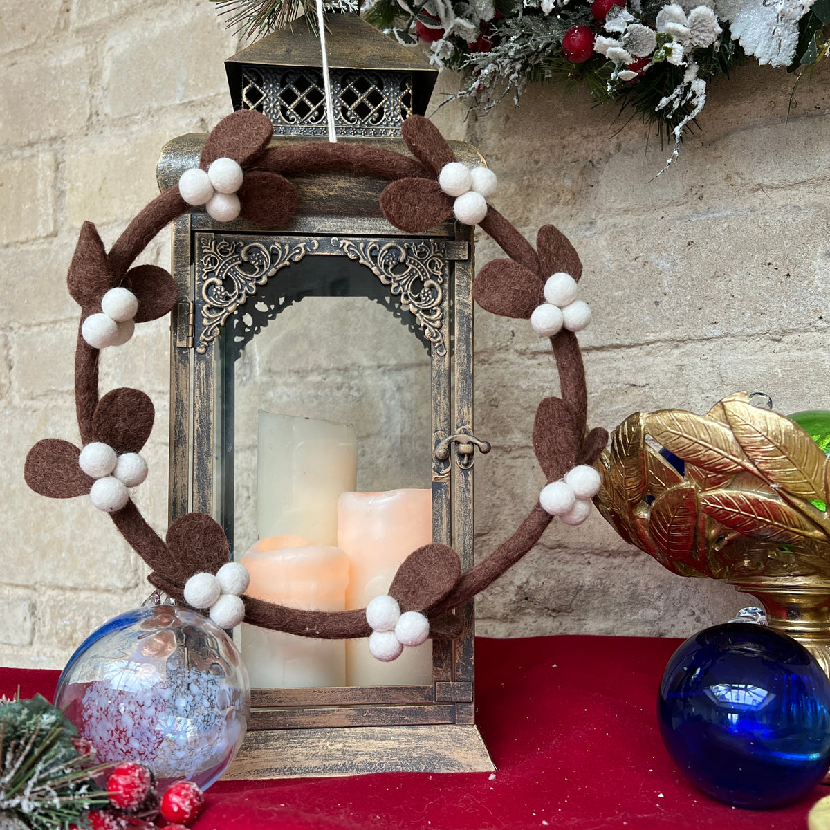 Douée -  Contemporary Mistletoe Wreath